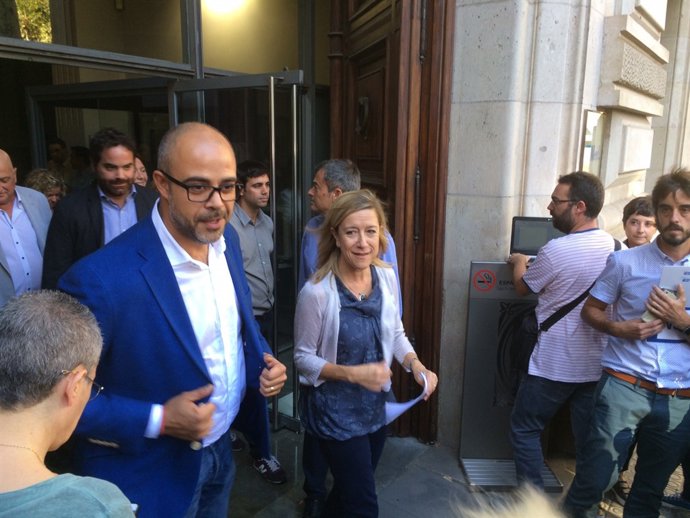 La presidenta de l'AMI, Neus Lloveras, i el president de l'ACM, Miquel Buch