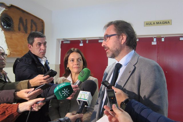 La consejera Lina Gálvez y el rector de la UJA, Juan Gómez, atienden a la prensa