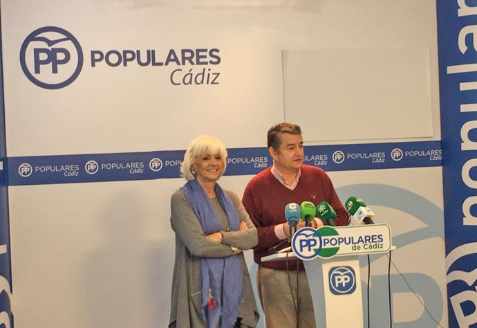 Sanz y Teófila Martínez en rueda de prensa