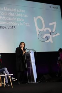 Colau llama a combatir y "no resignarse" ante una de las "violencias más normalizadas" como la machista