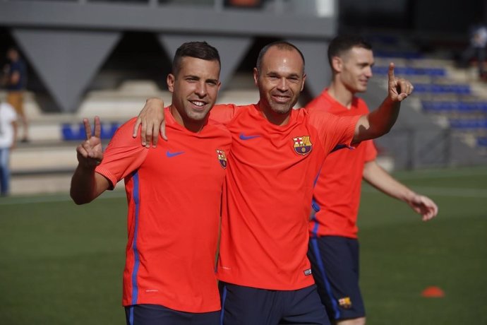 Iniesta y Jordi Alba se reincorporan al Barcelona