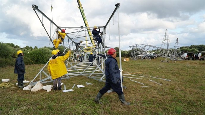 Tareas de reparación del suministro eléctrico en Menorca