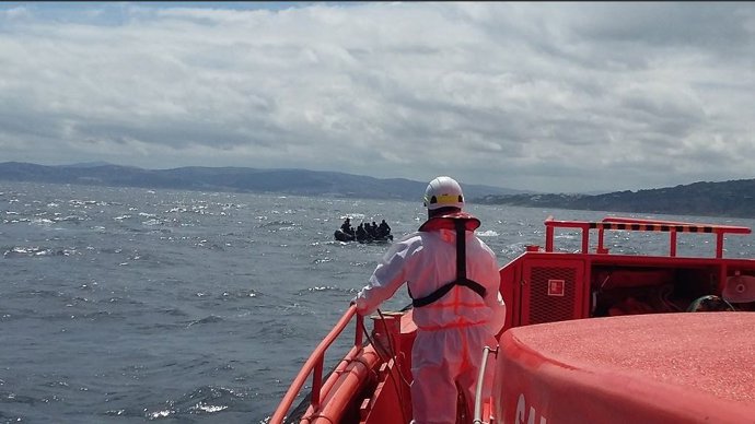 Un operari de Salvament Marítim i una pastera al fons