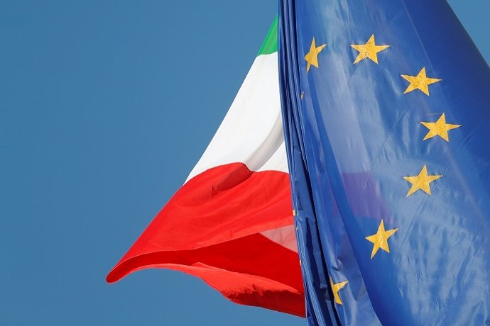 Bandera de Italia y de la Unión Europea