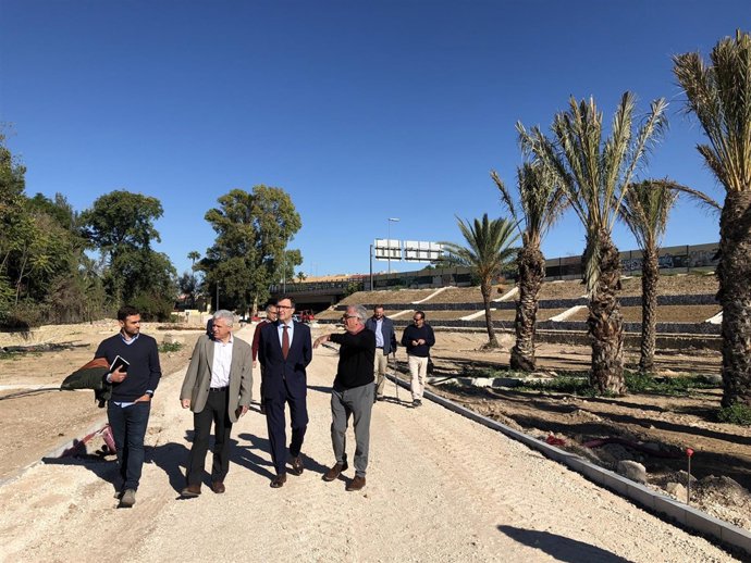 Ballesta contempla el Jardín de la Alameda del proyecto Murcia Río