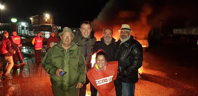 Sindicalistas de CC.OO. En la puerta del matadero de pollos de Vall Companys