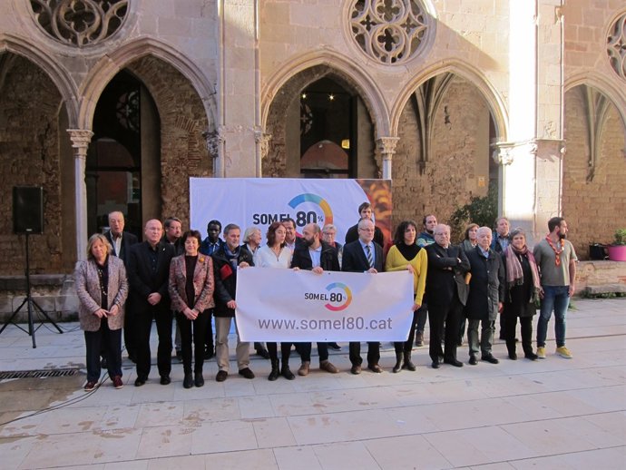 Integrants De la Plataforma 'Som El 80%' En Defensa Dels Presos Sobiranistes