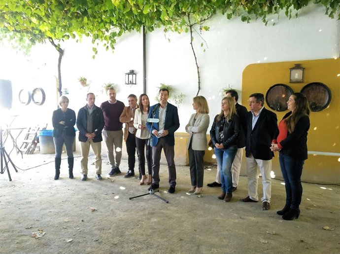 Juanma Moreno en una bodega en Chipiona