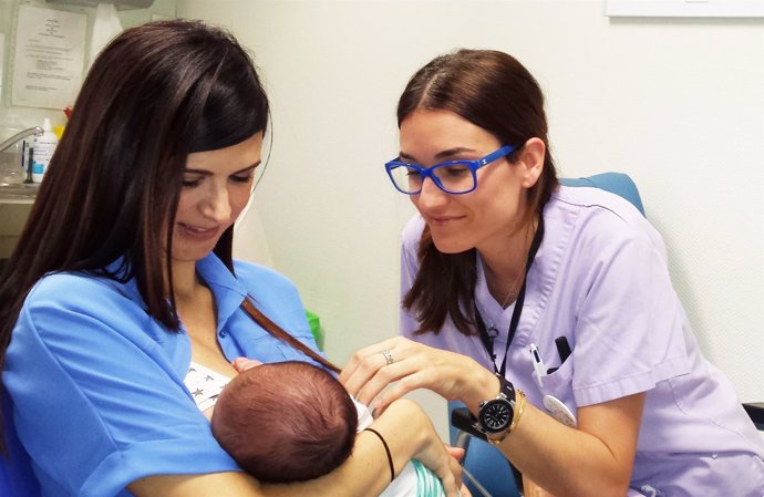 Una madre amamanta a su bebé junto a una sanitaria de Vinalopó Salud