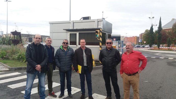 Representantes de UGT en el puerto de Santander