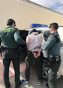 AGENTES CON EL DETENIDO