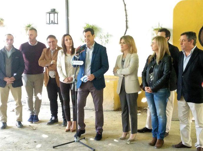 El presidente del PP en Andalucía, Juanma Moreno, en Cooperativa de Chipiona