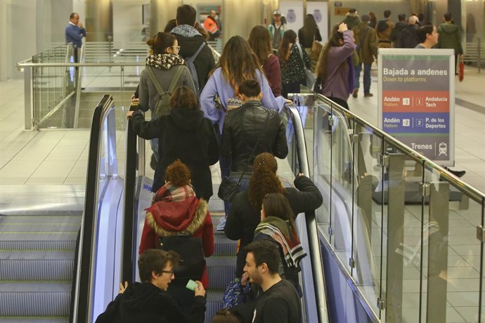 Pasajeros en el metro de Málaga