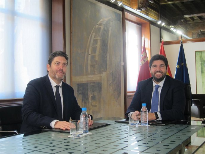 Miguel Sánchez y Fernando López Miras, durante el encuentro