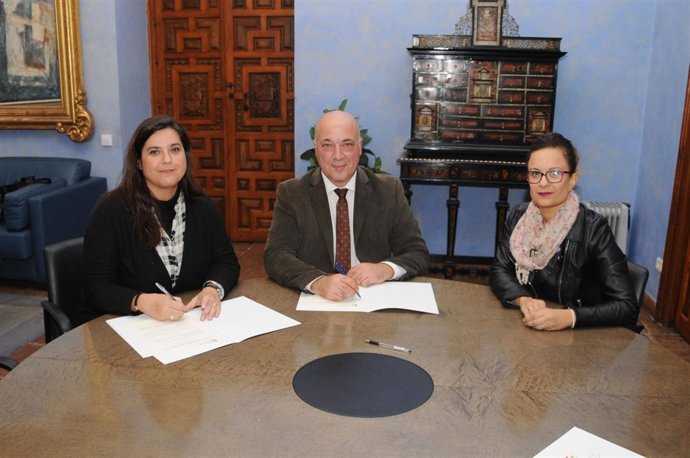 El presidente de la Diputación y la delegada de Igualdad (dcha.) en la firma