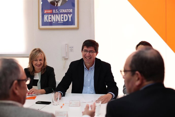 Juan Marín se reúne con comerciantes minoristas.