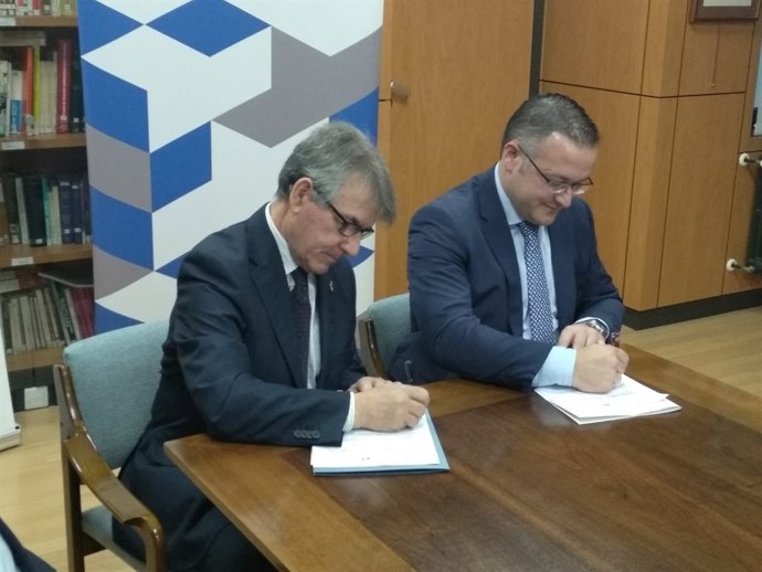 Antonio Suárez Colunga  y Joel García firman el acuerdo.