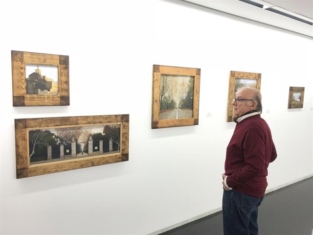 Santiago Estévez observa sus obras expuestas en el Teatro Zorrilla, 6-11-18