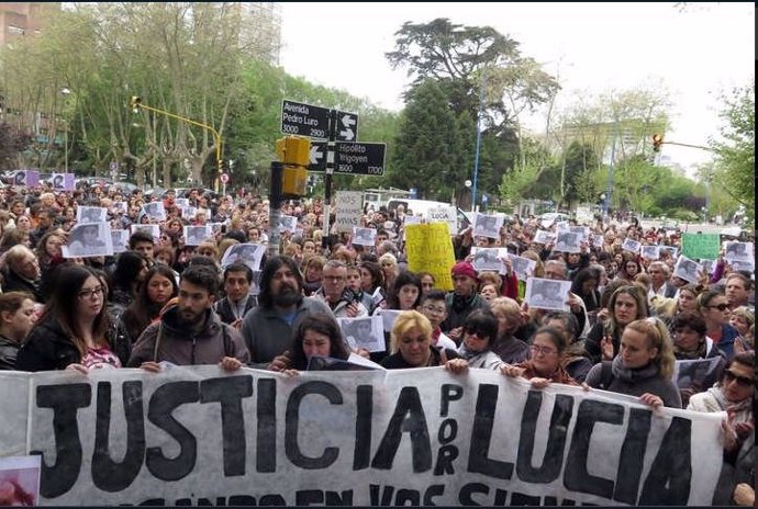 Manifestación en apoyo al juicio por el crimen de Lucía Pérez