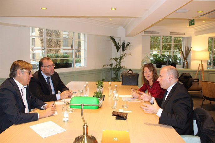 Encuentro de Bernal y Escribano con agentes ABTA viajes reino unido WTM Londres