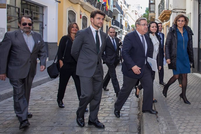 Dolors Montserrat, junto a Juan Ignacio Zoido y otros cargos del PP