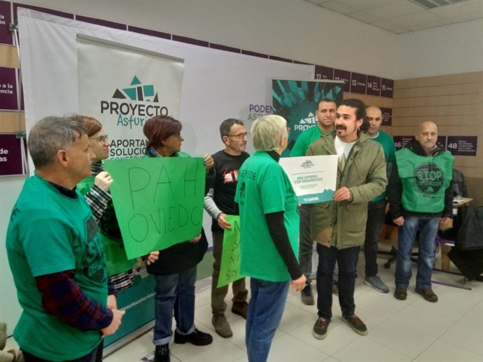 Andrés Fernández Vilanova con la PAH de Oviedo