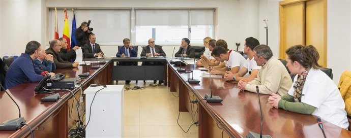 Revilla y Oria con una representación de ganaderos afectados por el lobo.