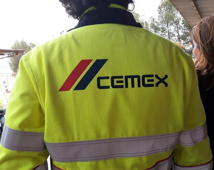 Un trabajador de Cemex en Gádor (Almería)