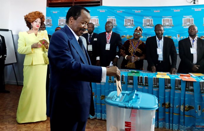 Paul Biya vota en las elecciones