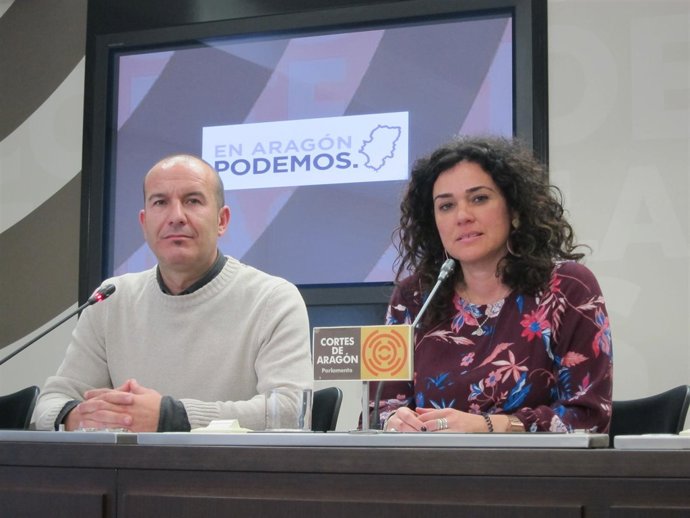 Los diputados de Podemos Aragón Carlos Gamarra y Erika Sanz