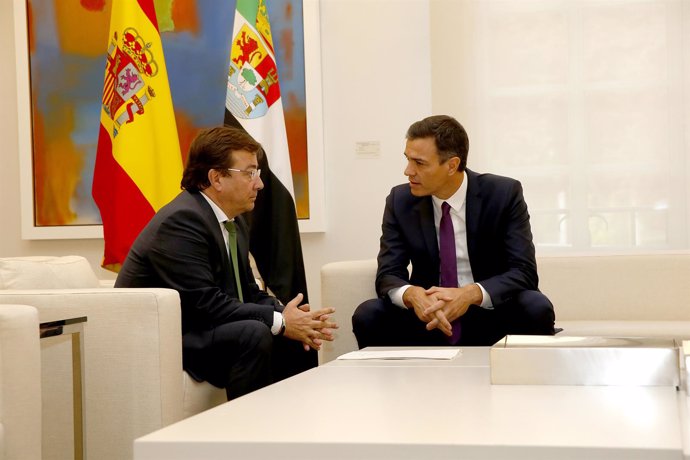 Pedro Sánchez se reúne con el presidente de la Junta de Extremadura, Guillermo F