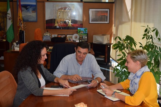 El delegado de Educación en Huelva, Vicente Zarza, y la alcaldesa dde Gibraleón.