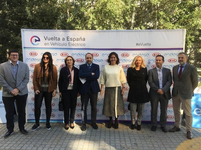 Isabel Bueso (la tercera por la izquierda), durante la recepción del coche eléct
