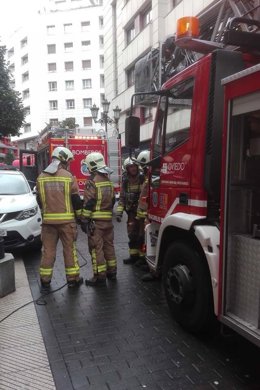 Bomberos de Oviedo sofocando un fuego en una cocina