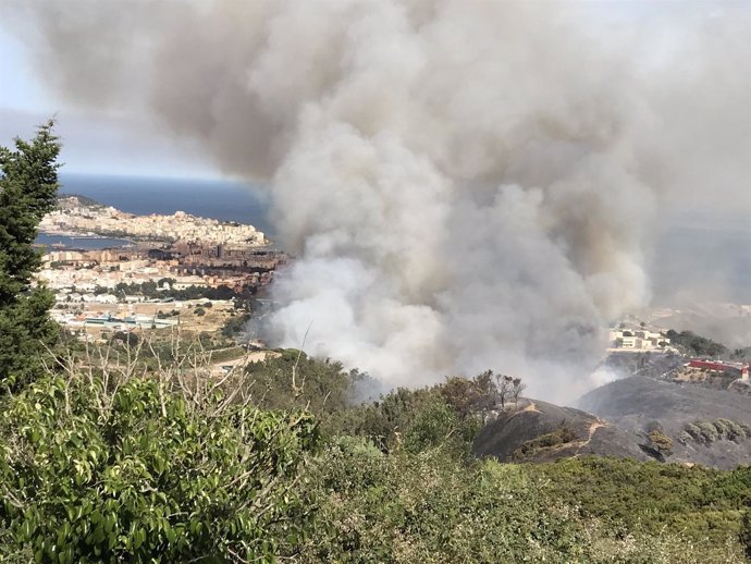 Incendio en Ceuta desde el mirador Isabel II