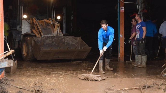 Rafa Nadal ayuda en las labores de limpieza tras las inundaciones en Mallorca