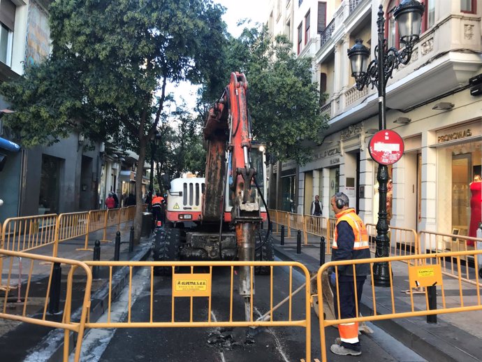 Excavadoras en las obras en la calle Don Jaime frontal