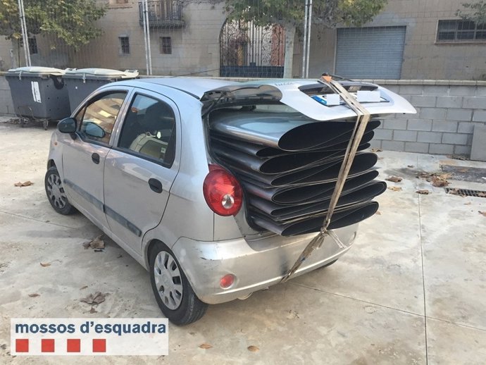 Cotxe del detingut per quatre robatoris de peces metàl·liques en empreses de Lle