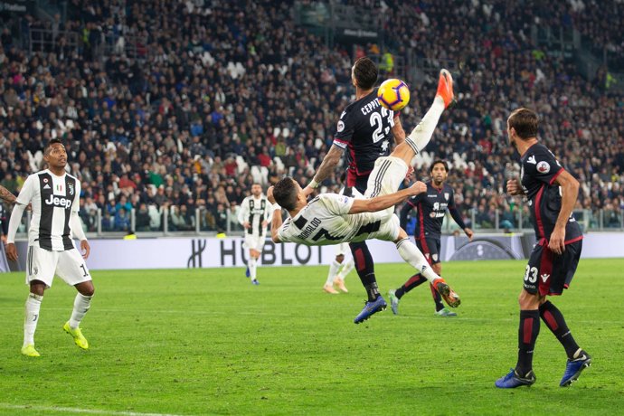 Cristiano Ronaldo intenta ejecutar una chilena en el Juventus-Cagliari