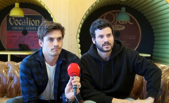 Ándres de Dvicio y Willy Bárcenas de Taburete