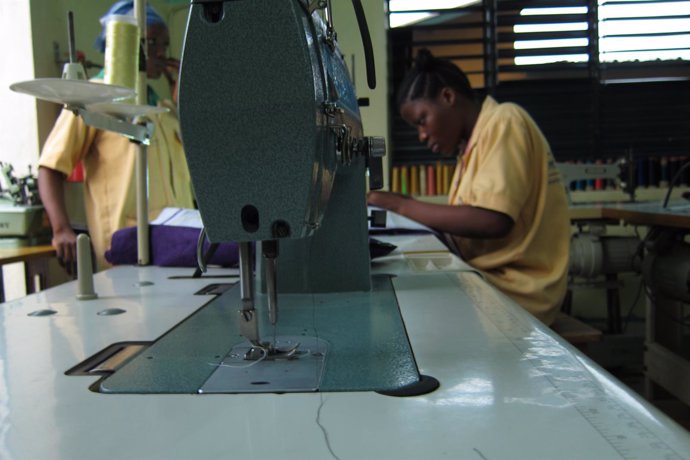 Niña en un taller de costura en Cotonou, Benín, África         