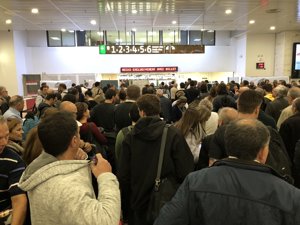 Estación de Sants. Tren. Retraso. Viajeros Estación de Sants. Tren. Retraso. Viajeros