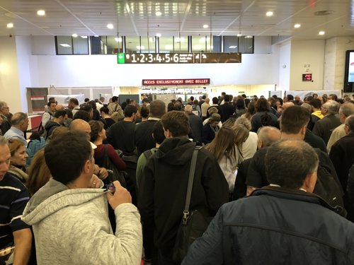 Estación de Sants. Tren. Retraso. Viajeros