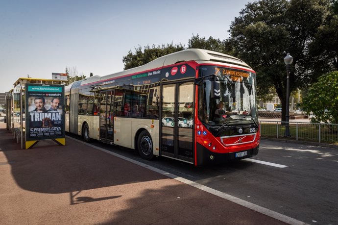 Un autobús de TMB circula per Barcelona