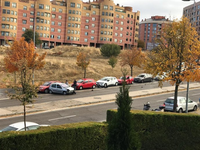 Colisión entre un turismo y otro aparcado en Ciudad de la Habana.