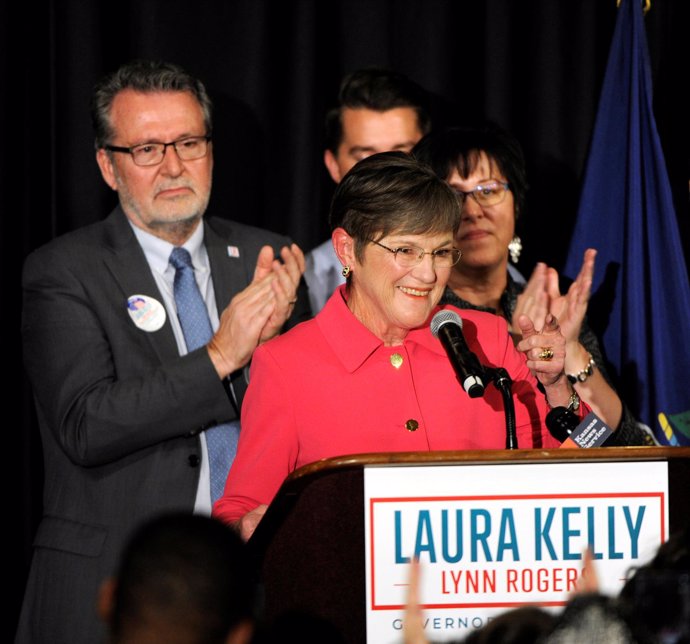 La demócrata Laura Kelly habla ante sus seguidores tras ganar en Kansas