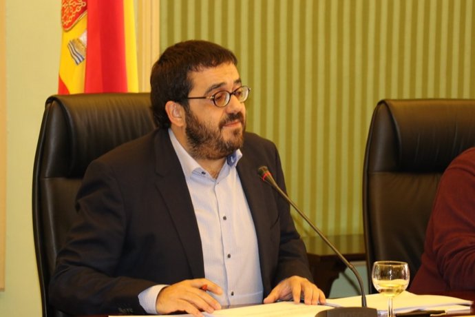 El conseller Vicenç Vidal en la Comisión de Hacienda
