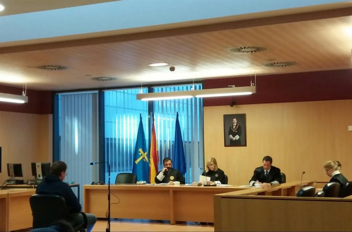 JUICIO CONTRA EL ACUSADO DE VENDER DROGAS CON UNA CAÑA DE PESCAR DESDE SU CASA