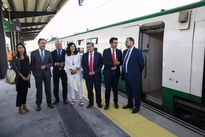 El ministro José Luis Ábalos se desplaza en un tren en pruebas a Granada