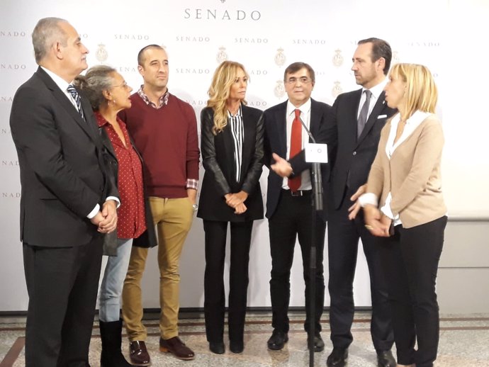 Senadores de PP, PSOE, PODEMOS junto a Lara Dibildos y César Lucendo